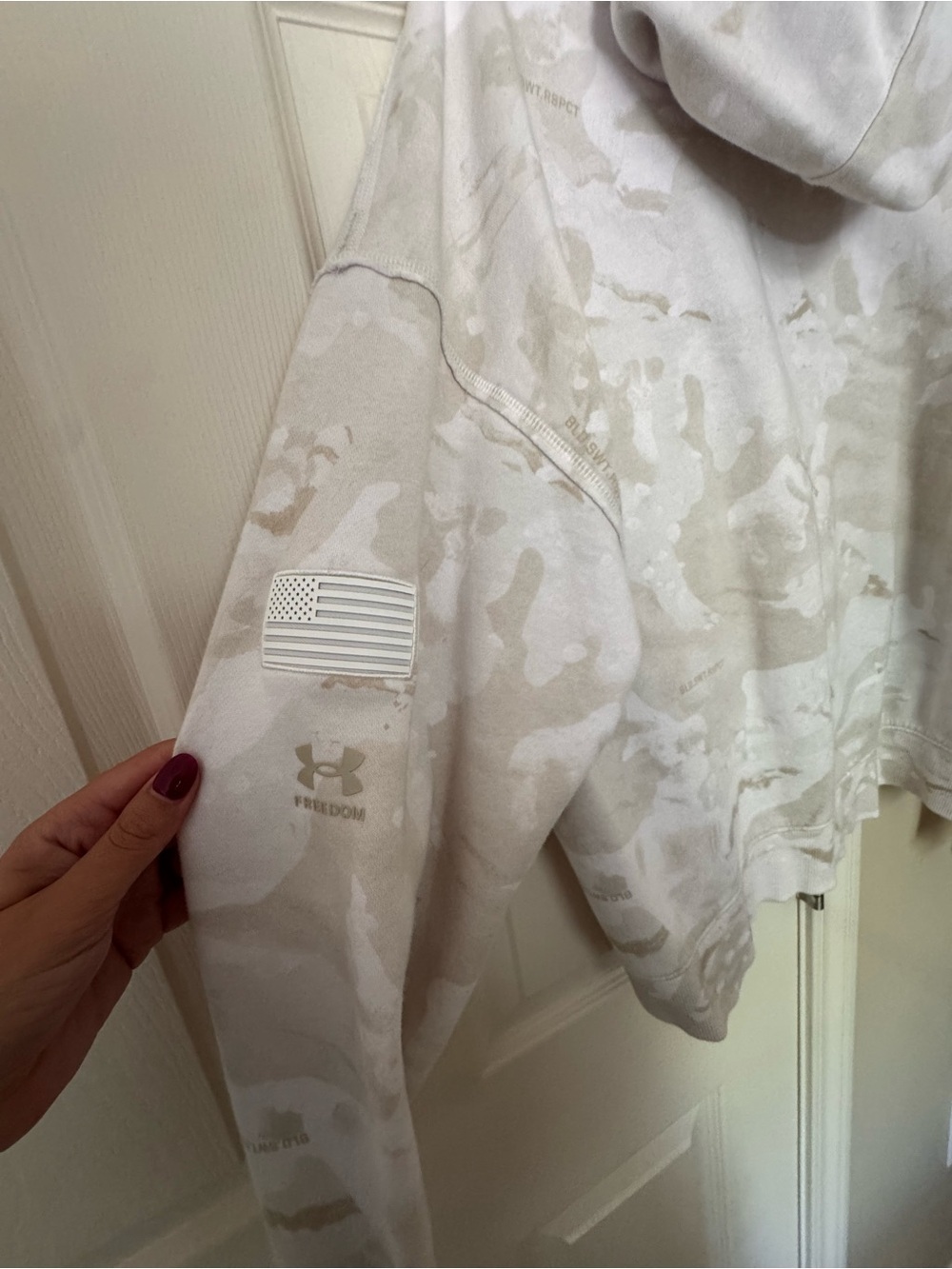 Under Armour Light Beige Tie-Dye Hoodie with Bull Logo - Picture 4 of 6